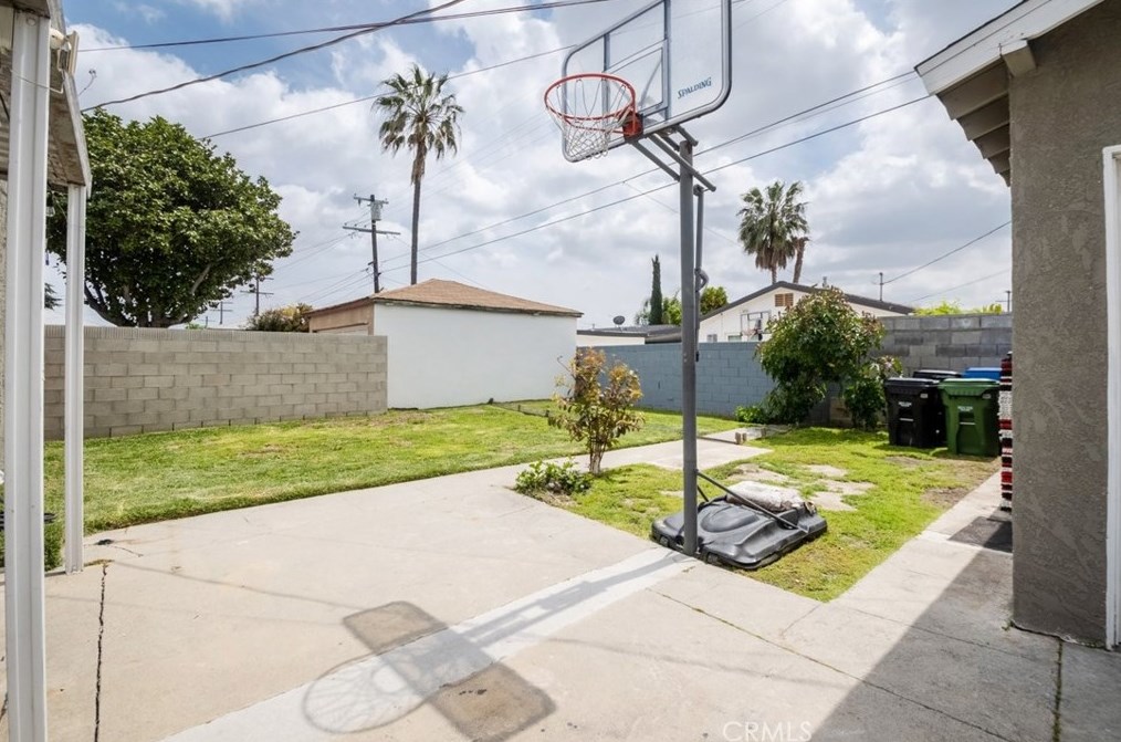 712 Century Blvd, Los Angeles CA  90044-4514 exterior