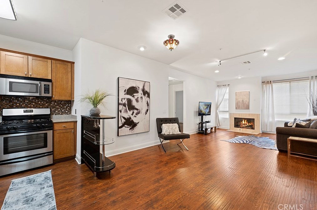 6938 Laurel Canyon Blvd #204, North Hollywood, CA 91605