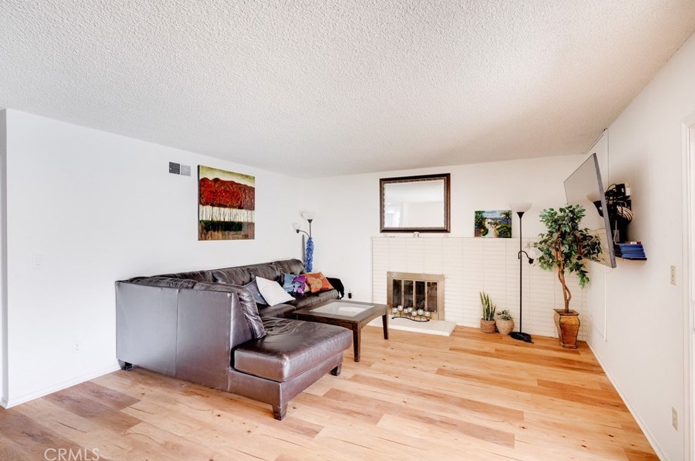 19558 Gault St, Los Angeles CA  91335-3623 exterior
