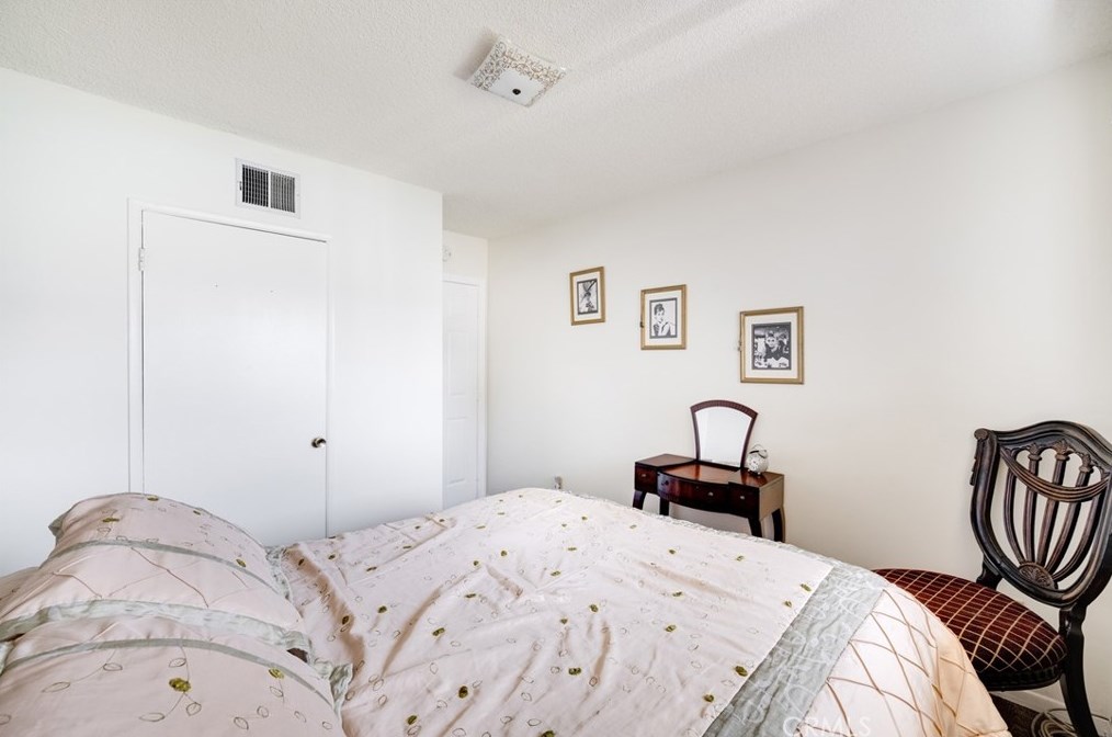19558 Gault St, Los Angeles CA  91335-3623 exterior