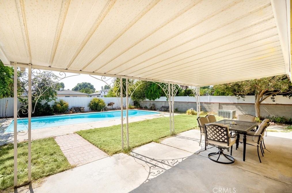 19558 Gault St, Los Angeles CA  91335-3623 exterior
