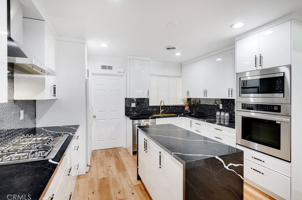 19558 Gault St, Los Angeles CA  91335-3623 exterior