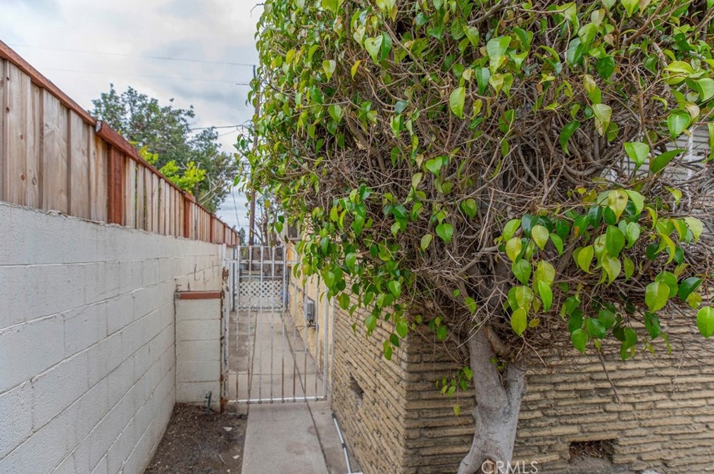 9271 Greenbush Ave, Los Angeles CA  91331-5903 exterior