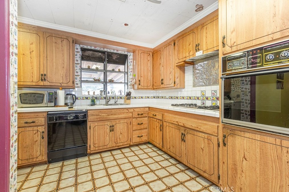 9271 Greenbush Ave, Los Angeles CA  91331-5903 exterior