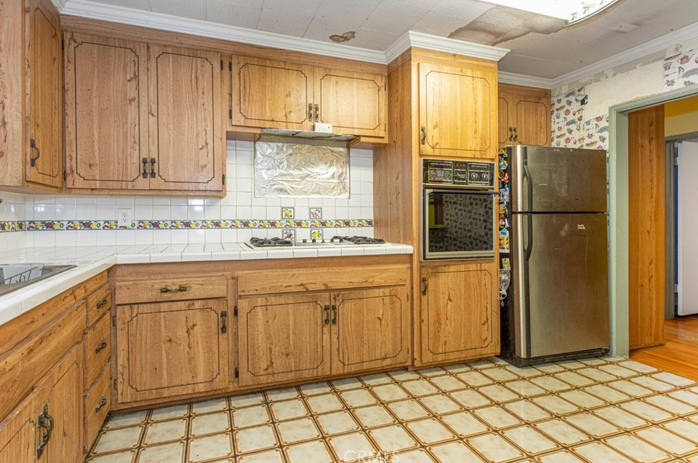 9271 Greenbush Ave, Los Angeles CA  91331-5903 exterior