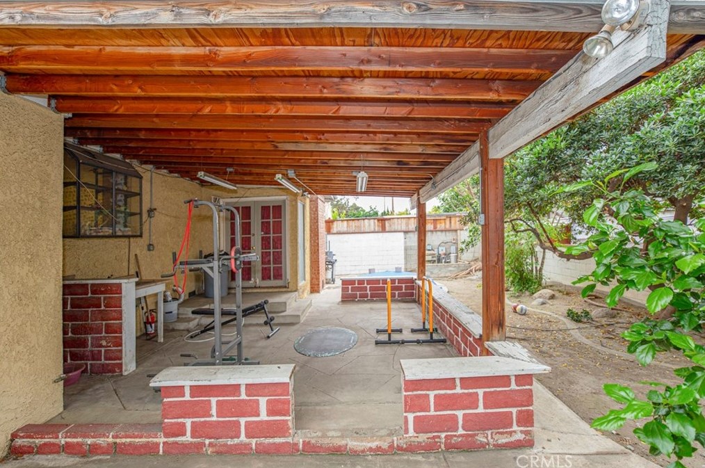 9271 Greenbush Ave, Los Angeles CA  91331-5903 exterior