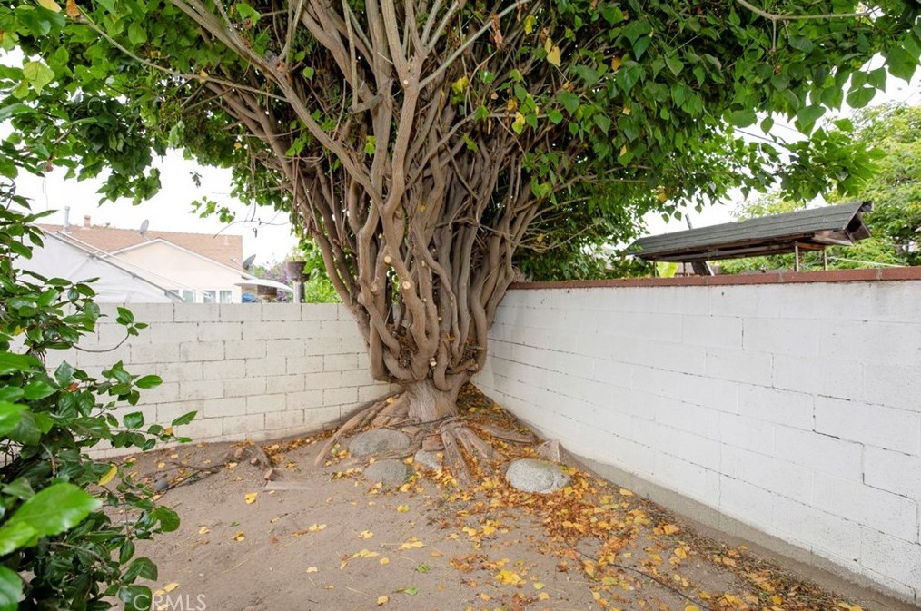 9271 Greenbush Ave, Los Angeles CA  91331-5903 exterior