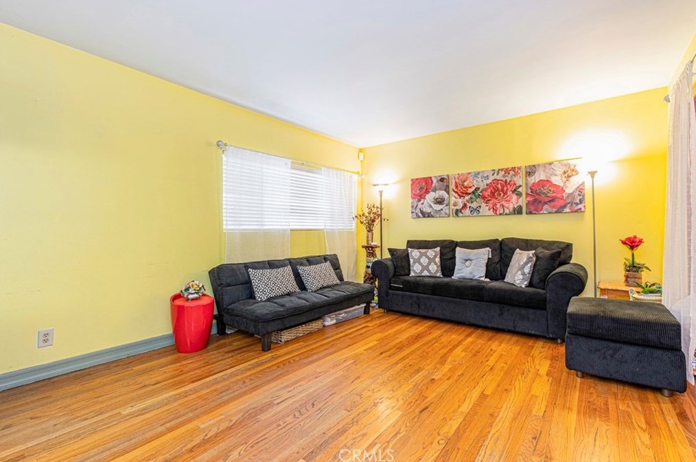 9271 Greenbush Ave, Los Angeles CA  91331-5903 exterior