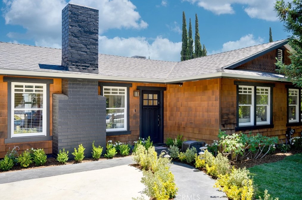 9956 Delco Ave, Chatsworth, CA 91311-3927