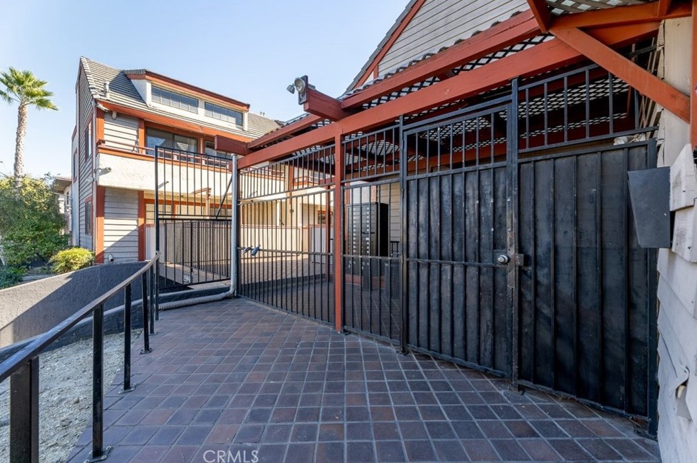 15946 Vanowen St #201, Van Nuys, CA 91406