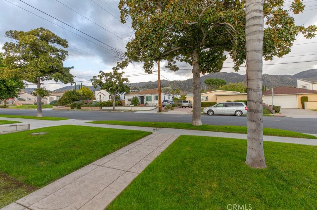 715 Kenneth Rd, Burbank CA  91501-1339 exterior