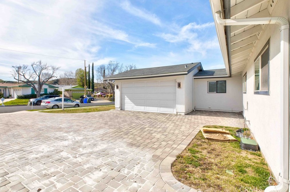 22355 Los Tigres Dr, Santa Clarita CA  91350-2335 exterior