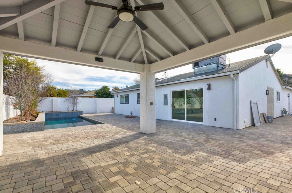22355 Los Tigres Dr, Santa Clarita CA  91350-2335 exterior
