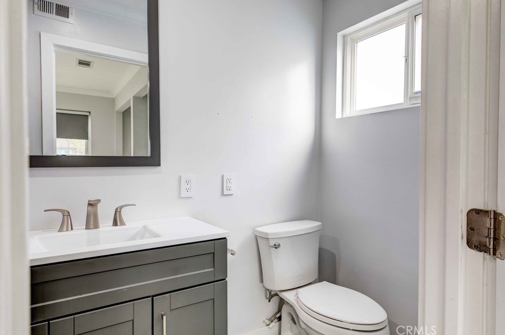 22355 Los Tigres Dr, Santa Clarita CA  91350-2335 exterior