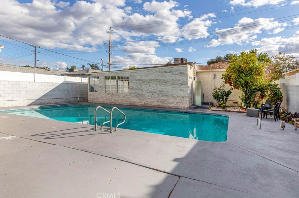 17921 Vanowen St, Los Angeles CA  91335-5637 exterior