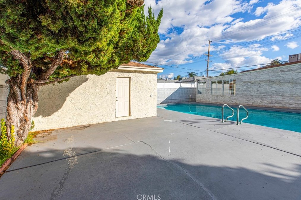 17921 Vanowen St, Los Angeles CA  91335-5637 exterior
