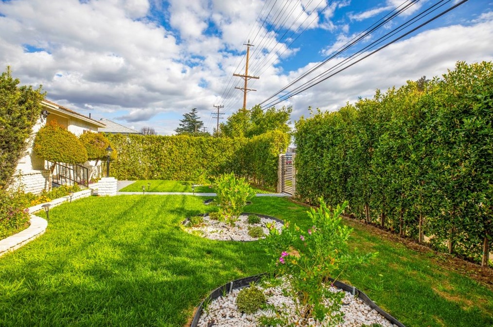 17921 Vanowen St, Los Angeles CA  91335-5637 exterior