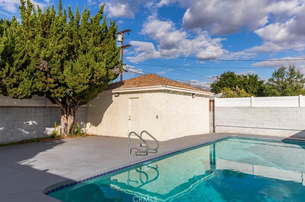 17921 Vanowen St, Los Angeles CA  91335-5637 exterior