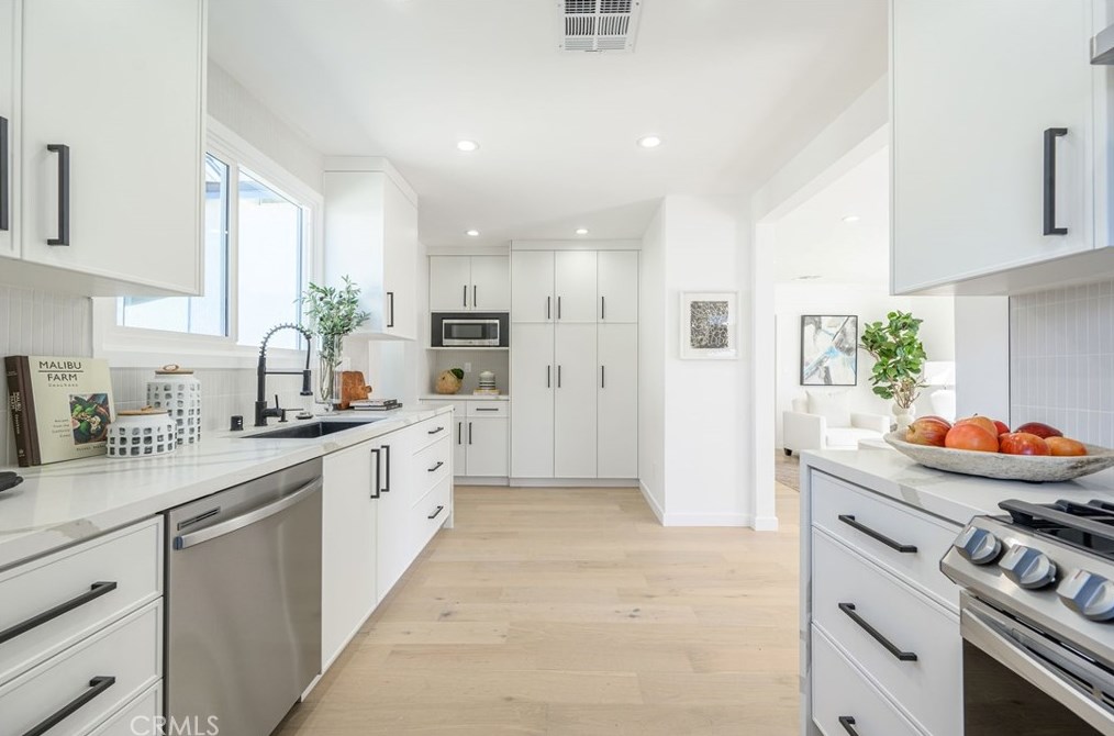 17239 Lemay St, Van Nuys CA  91406-5431 exterior