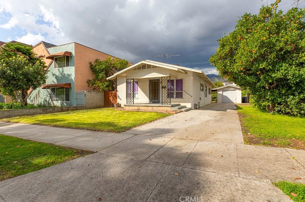 561 Palm Dr, Glendale, CA 91202-2826