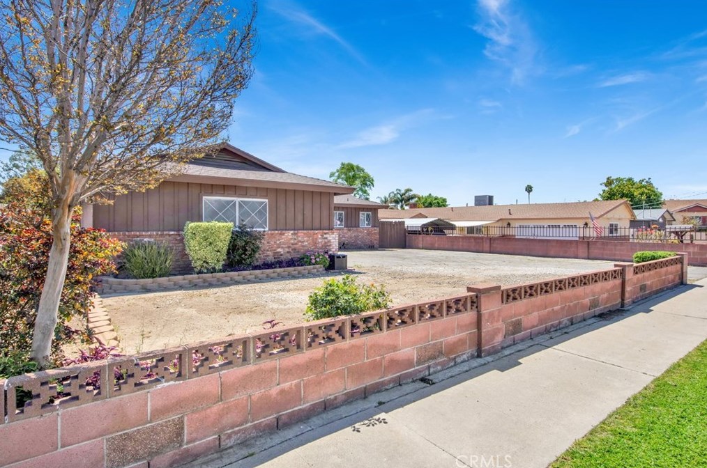 10906 Vinedale St, Shadow Hills, CA 91352
