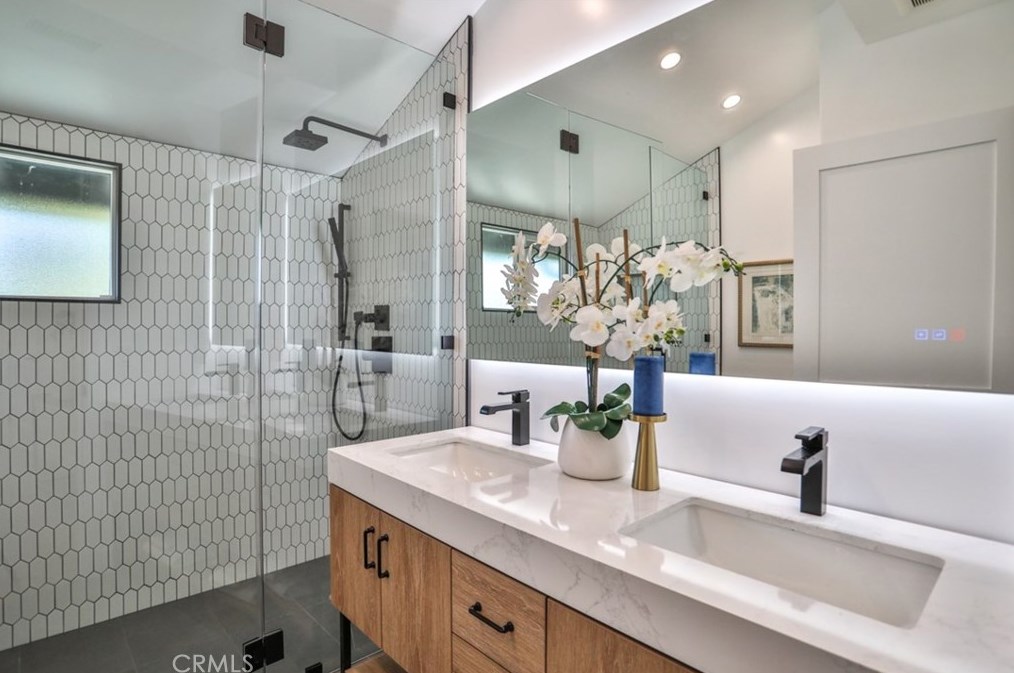 5810 Mammoth Ave, Van Nuys CA  91401-4419 exterior