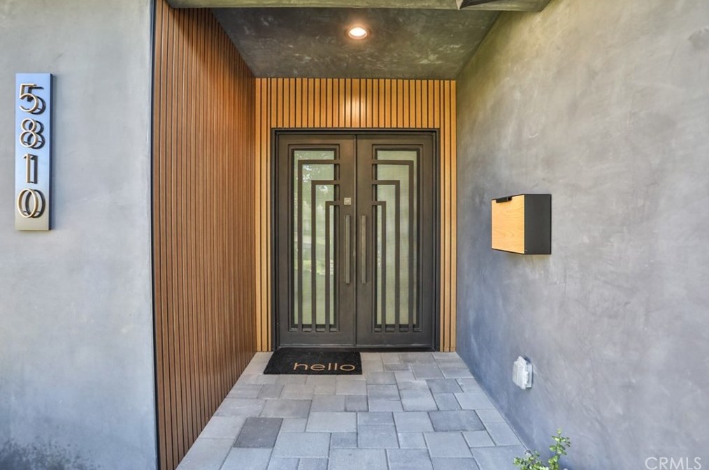 5810 Mammoth Ave, Van Nuys CA  91401-4419 exterior