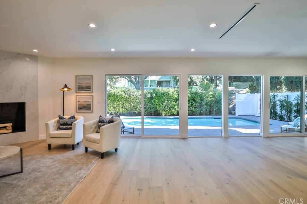 5810 Mammoth Ave, Van Nuys CA  91401-4419 exterior
