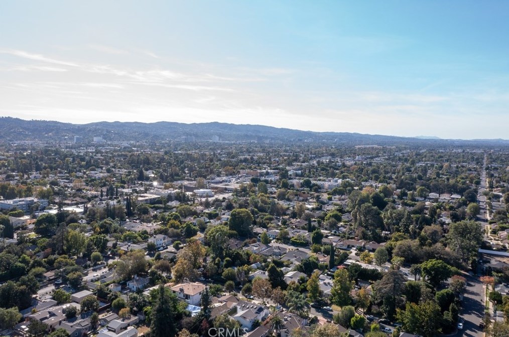 5810 Mammoth Ave, Van Nuys CA  91401-4419 exterior