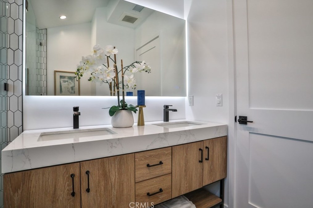 5810 Mammoth Ave, Van Nuys CA  91401-4419 exterior