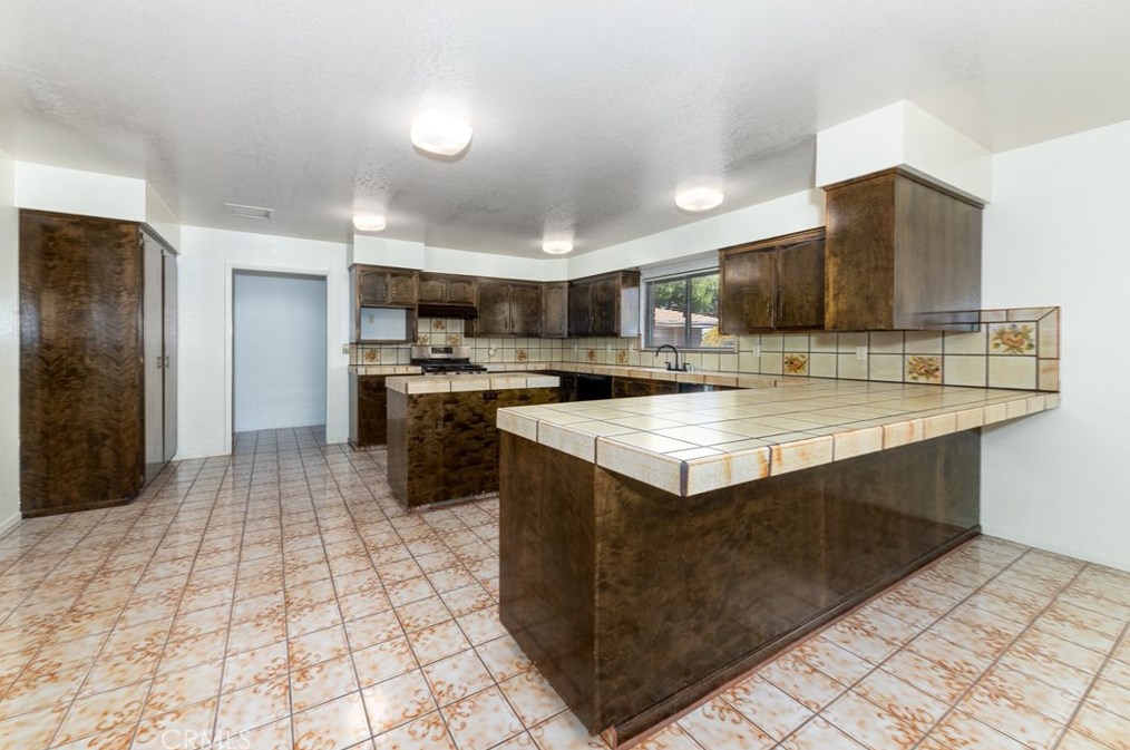 44745 Lowtree Ave, Lancaster CA  exterior