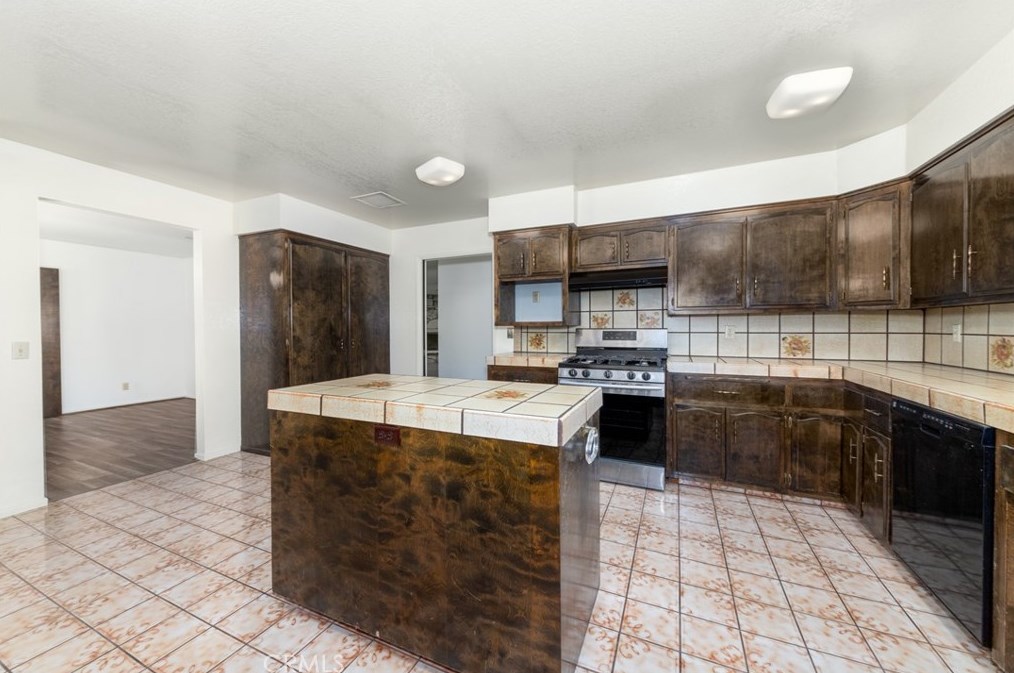 44745 Lowtree Ave, Lancaster CA  exterior