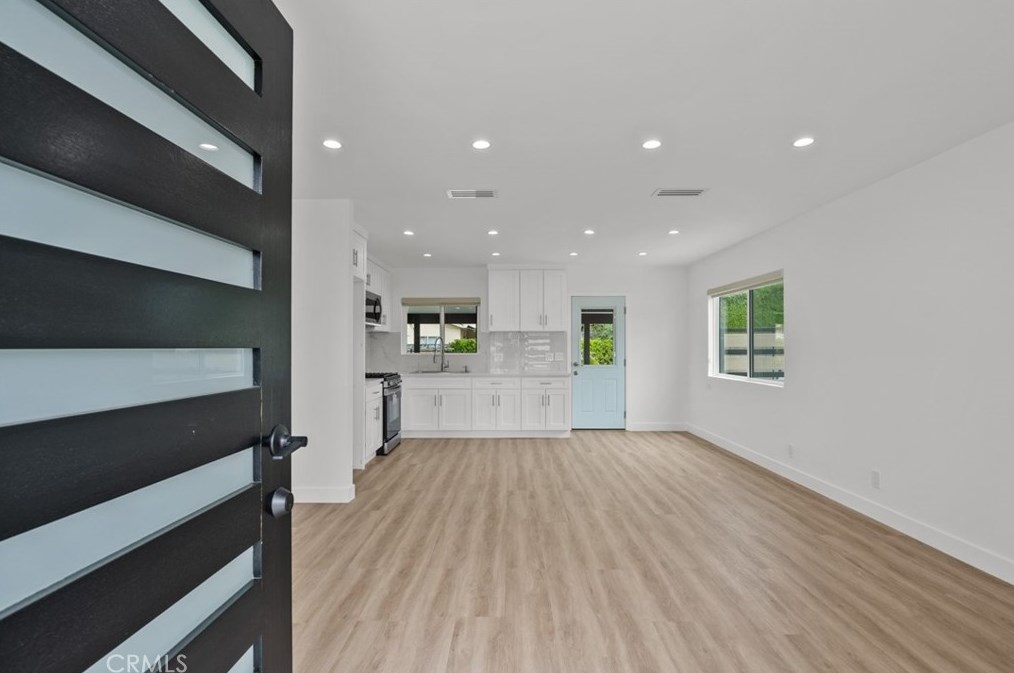 7442 Balcom Ave, Los Angeles, CA 91335-3313