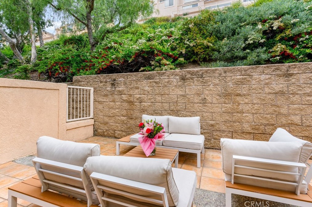 1905 Caminito De La Valle, Glendale CA 91208-3048 exterior