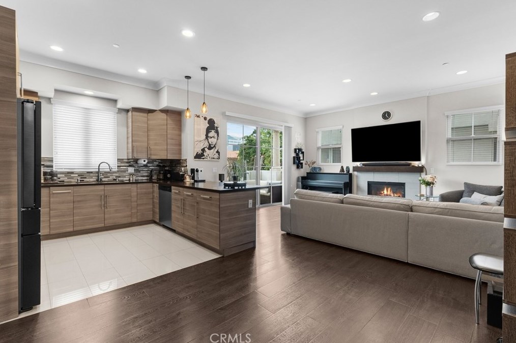 342 Myrtle St, Glendale, CA 91203-2208