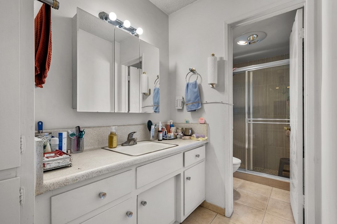 712 Doran St, Glendale CA  91203-0015 exterior