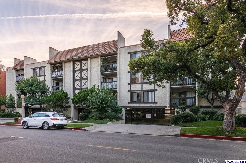 515 Jackson St, Glendale, CA 91206-3211