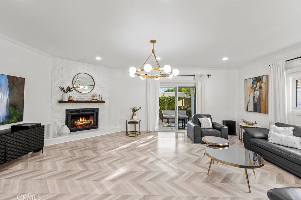 8819 Roslyndale Ave, Los Angeles, CA 91331-5806