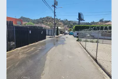 9939 Commerce Avenue, Tujunga, CA 91042 - Photo 10