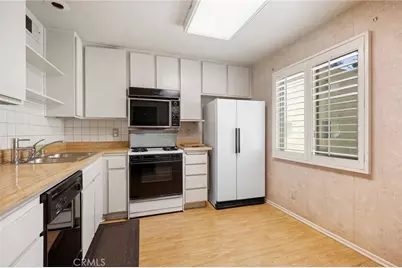 9555 Via Venezia, Burbank, CA 91504 - Photo 10