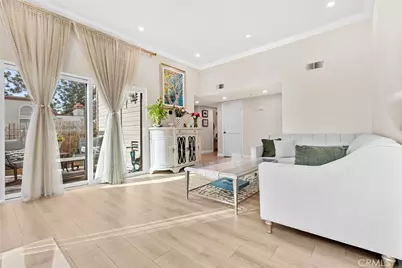 427 E Orange Grove Ave #301, Burbank, CA 91501 - Photo 2