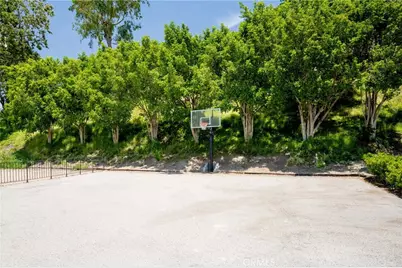 9555 Via Venezia, Burbank, CA 91504 - Photo 38