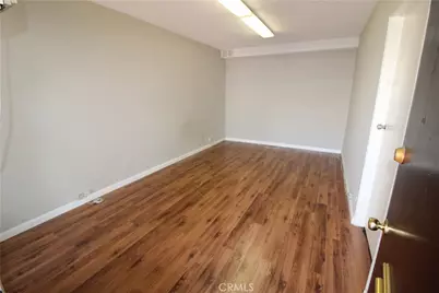 13735 Victory Boulevard #4, Van Nuys, CA 91401 - Photo 2