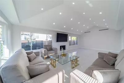902 E Walnut Avenue, Burbank, CA 91501 - Photo 1