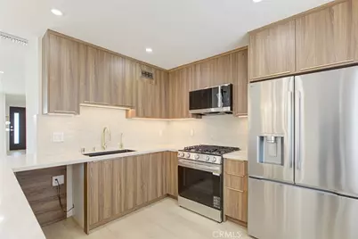 9512 Via Venezia, Burbank, CA 91504 - Photo 18