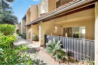 9745 Via Roma, Burbank, CA 91504 - Photo 2