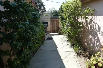 7927 Kentwood Avenue, Los Angeles, CA 90045 - Photo 46