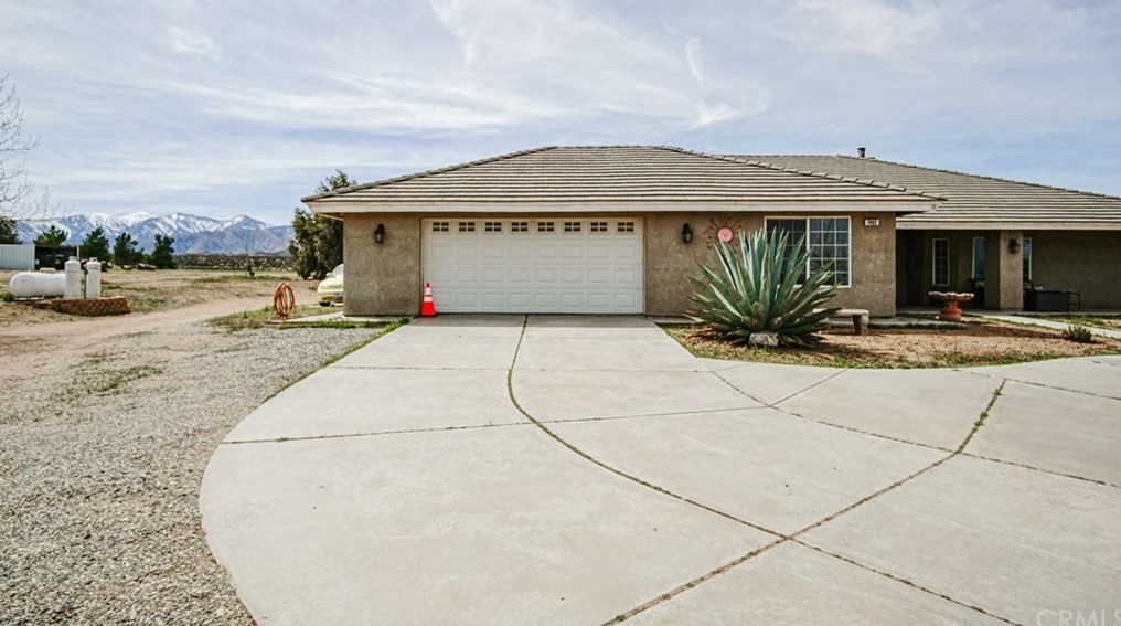 7492 Shasta Rd, Phelan, CA 92371-6548