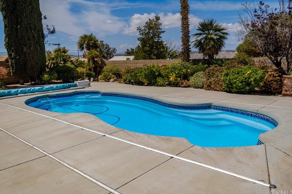 12958 Valley View Ct, Apple Valley CA  92308-6184 exterior