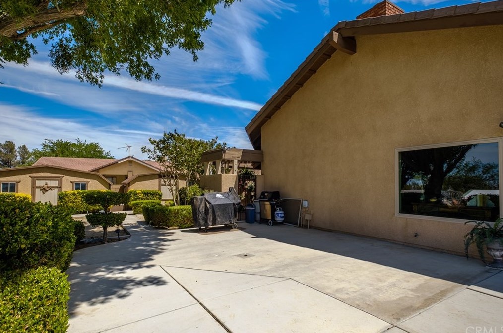 12958 Valley View Ct, Apple Valley CA  92308-6184 exterior